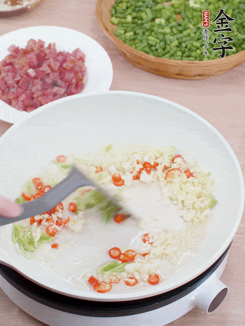 鍋中熱油，蔥姜蒜、小米辣煸香。