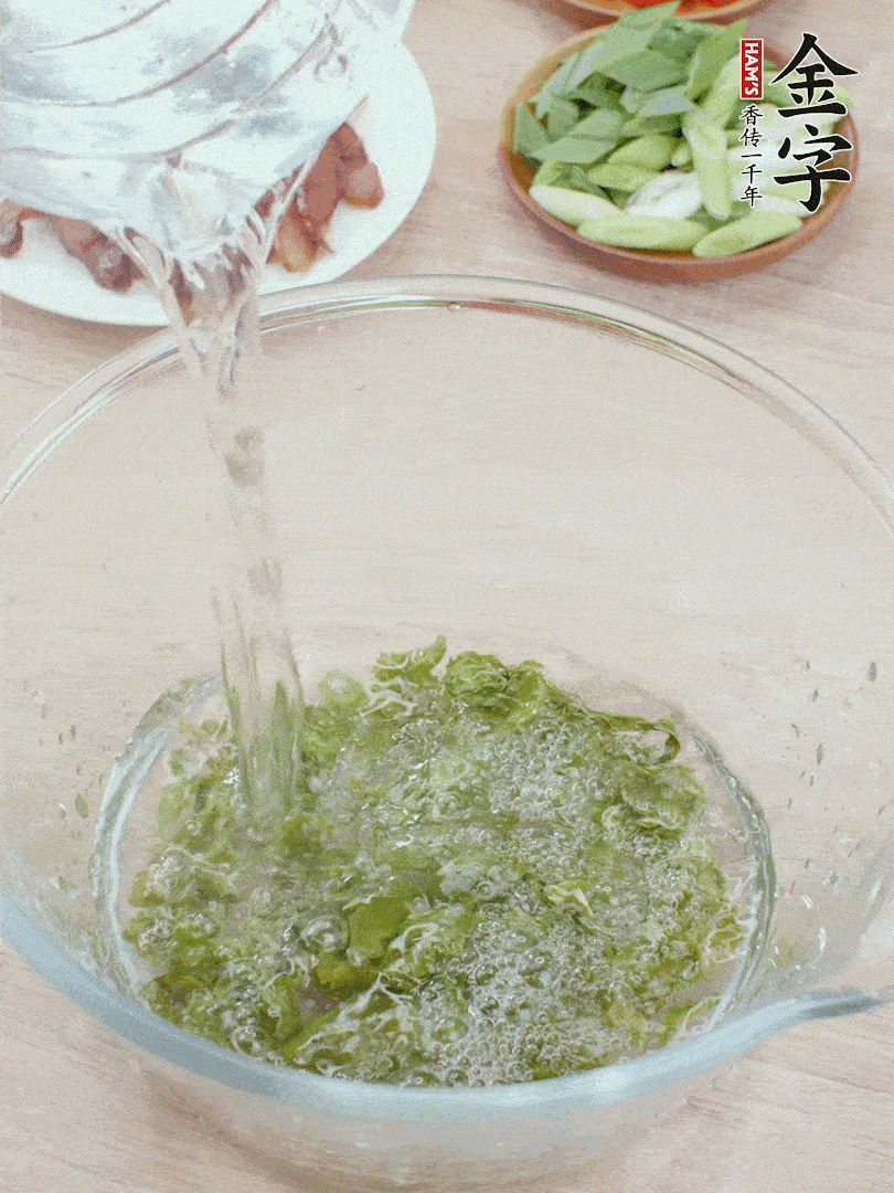 萵筍干溫水泡2小時(shí)，青紅辣椒切圈，姜切片，青蒜斜切段。