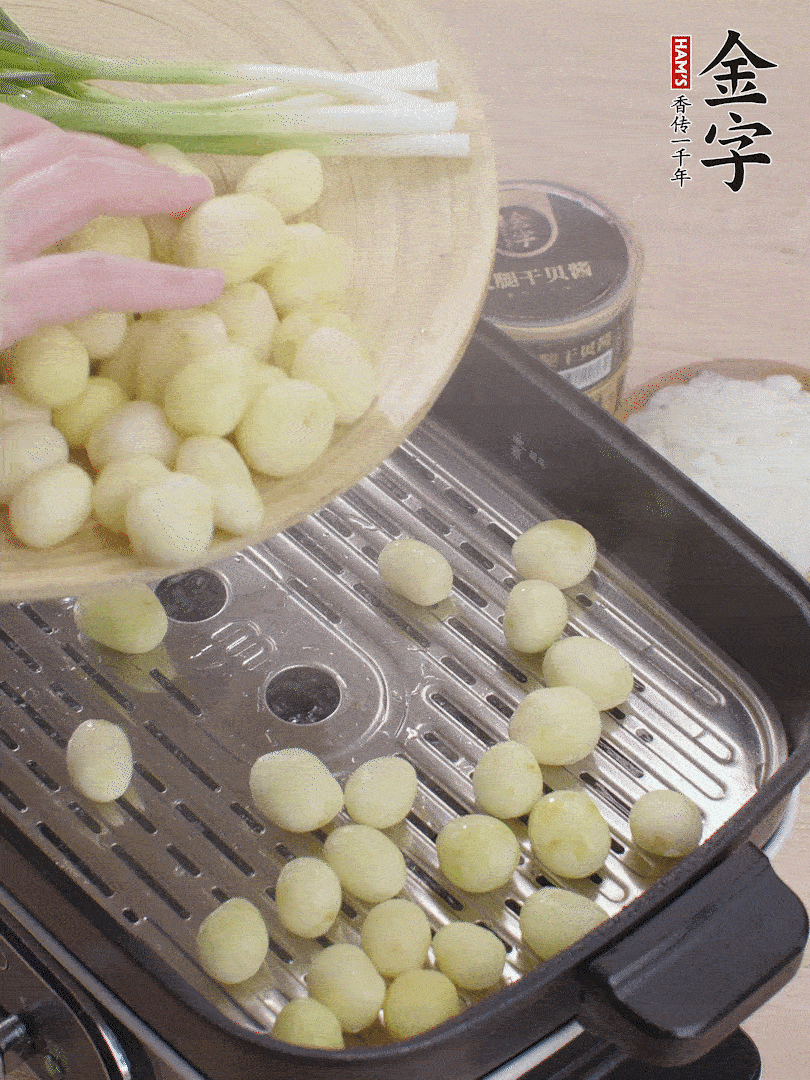 去皮小土豆蒸熟。