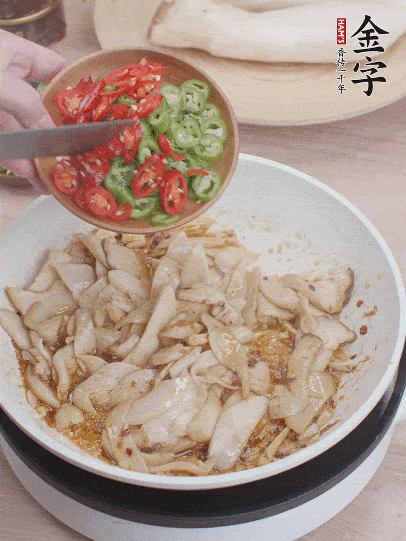 下杏鮑菇、青紅辣椒炒出香味。