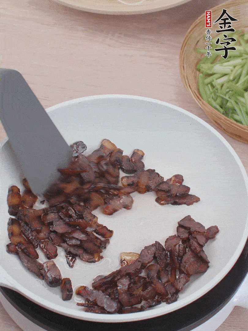 起鍋熱油，煸香醬油肉。