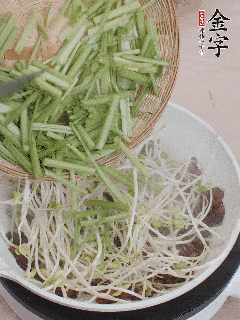 下豆芽、香芹翻炒均勻。