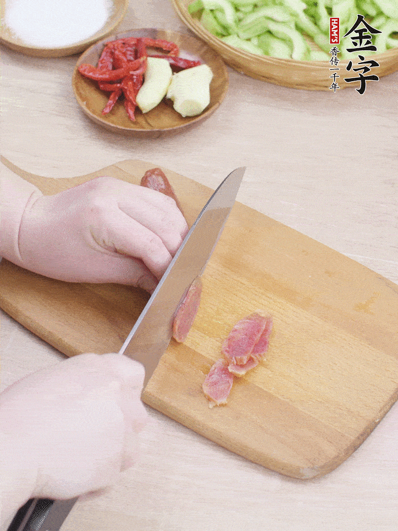 金字土香腸水煮10分鐘，切薄片。