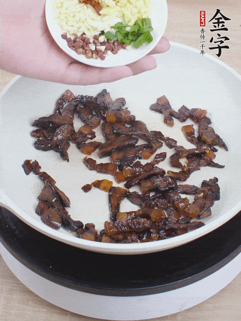 下蔥姜蒜、干辣椒、花椒粒炒香。