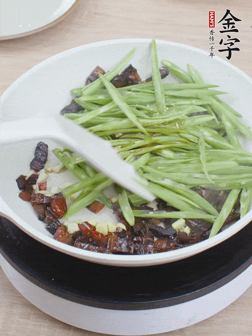 下豆角，生抽、雞精調味，炒到斷生。