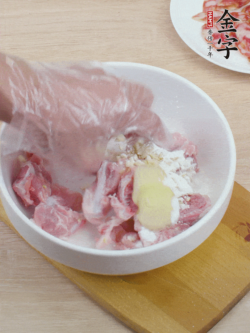 洗凈的小排，加鹽、姜、蒜末、淀粉、胡椒粉抓勻，腌制15分鐘。