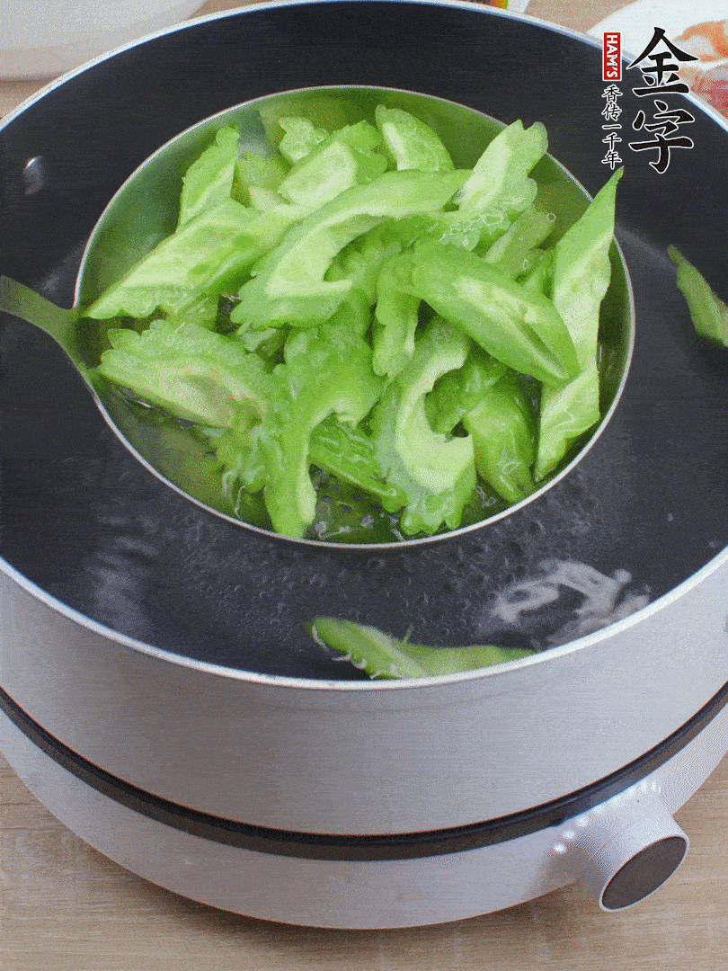 苦瓜去瓤切小塊，開水中加鹽汆燙30秒。