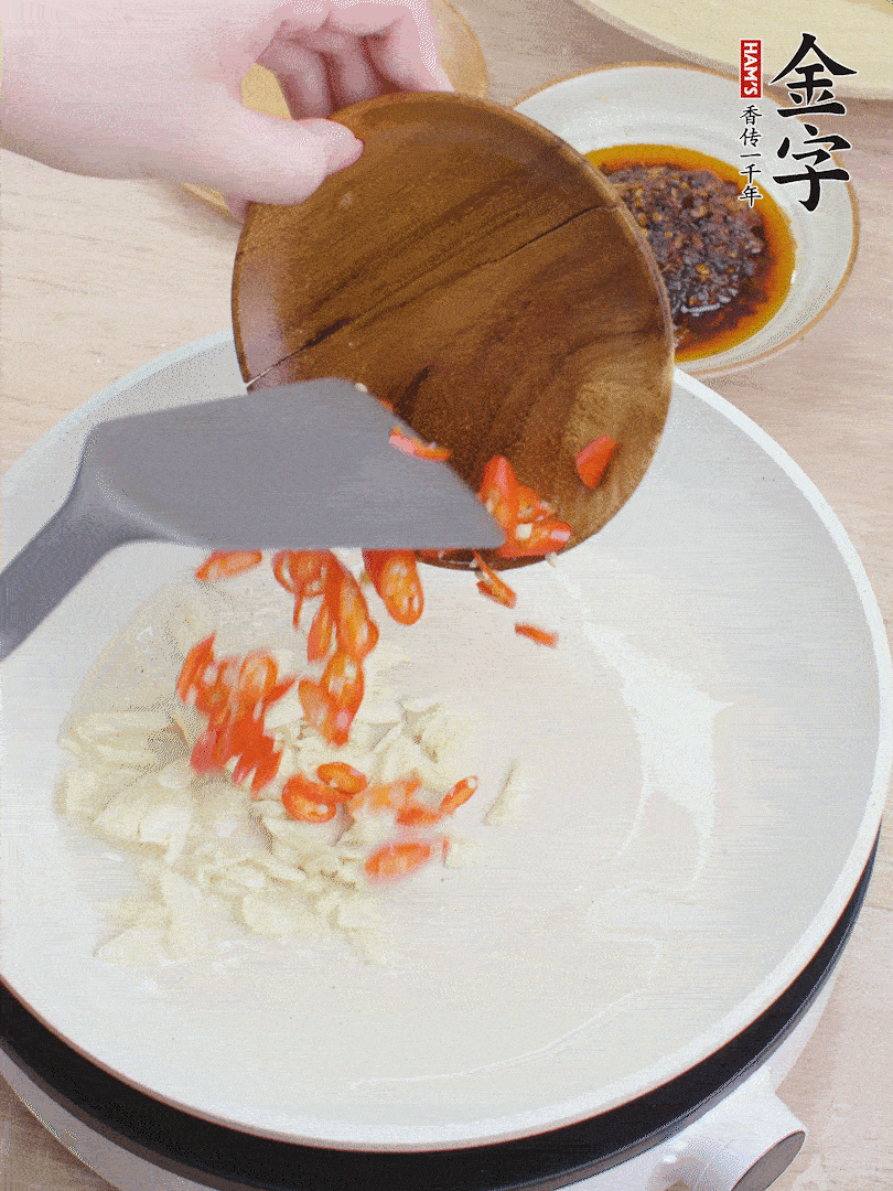 油熱煸香蒜末、辣椒。