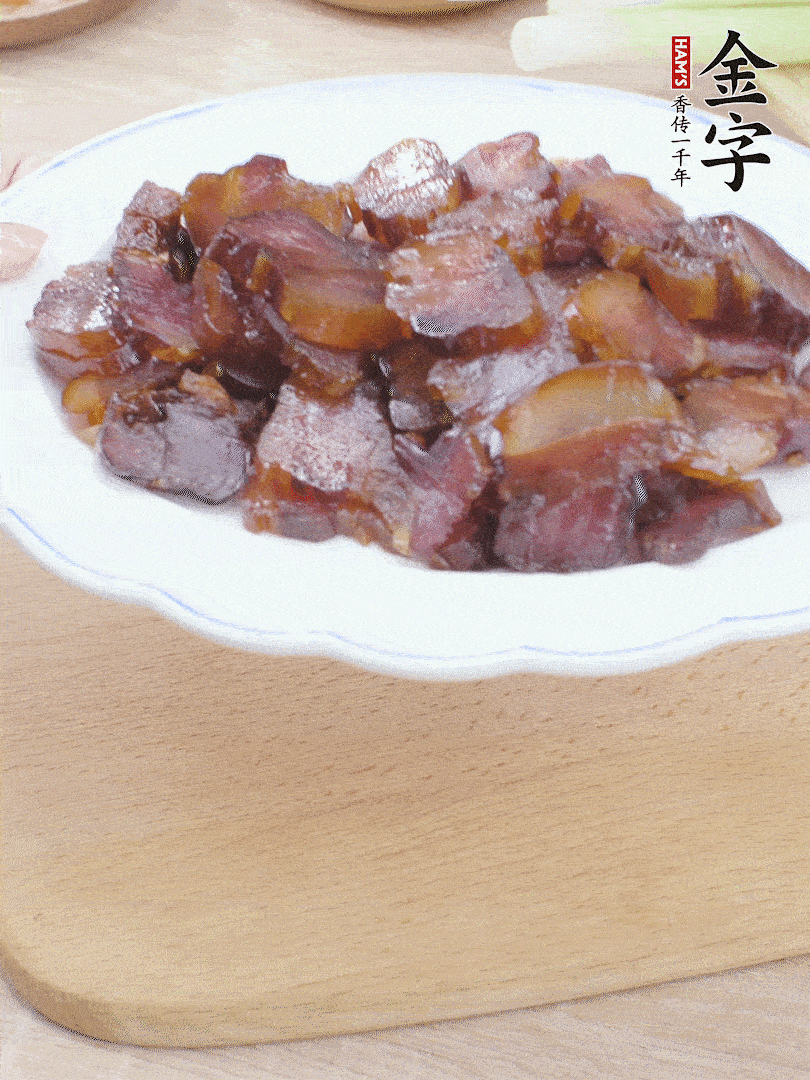 金字醬油肉水煮15分鐘，切薄片。