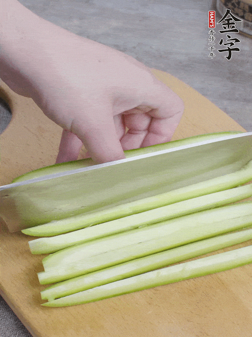 西葫蘆對半切，去瓤切條。