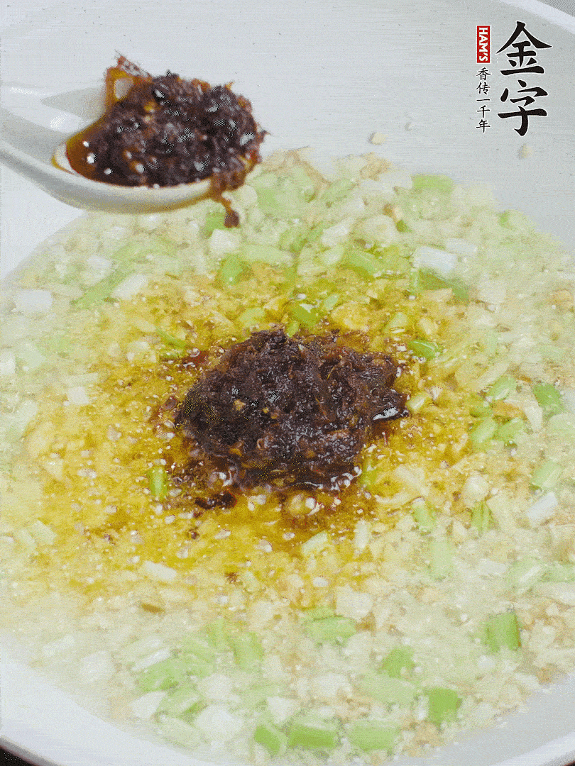 下蔥姜、1大勺金字火腿大師醬爆香。