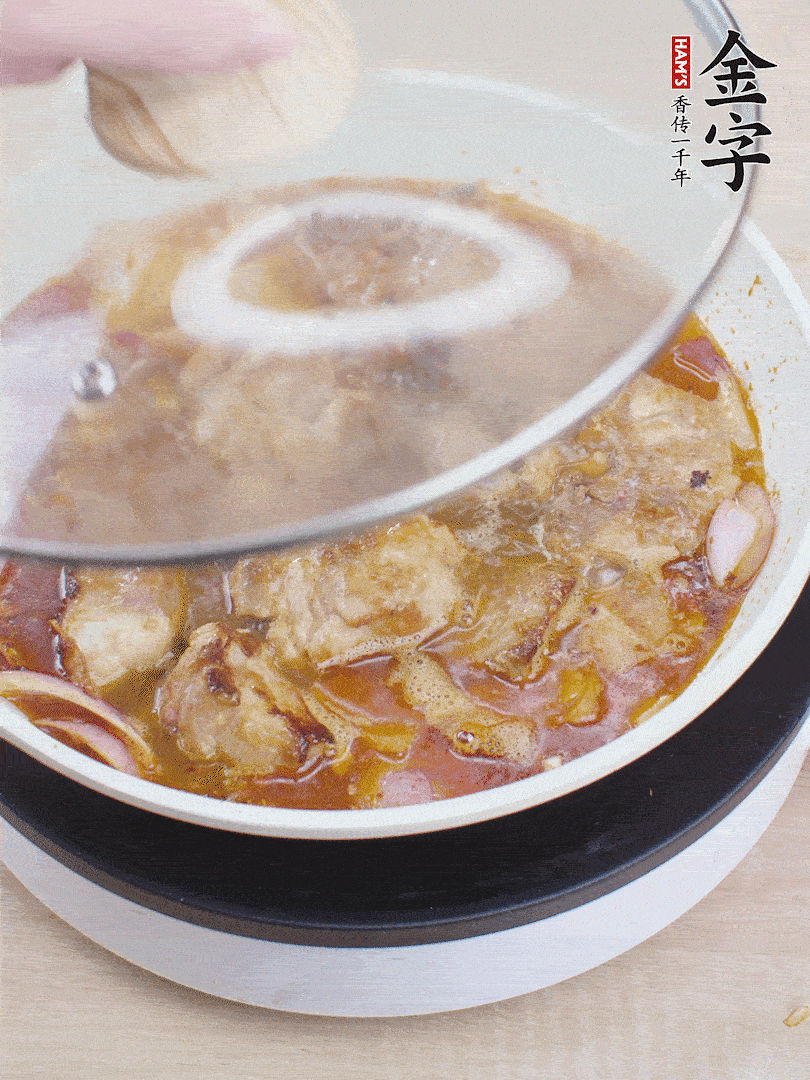 下小排翻炒，加1勺生抽、1點(diǎn)白砂糖和少許水燜2分鐘。