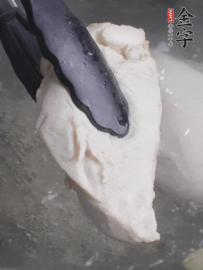 雞胸肉冷水下鍋，加姜片煮熟。過冰水撕成細絲。