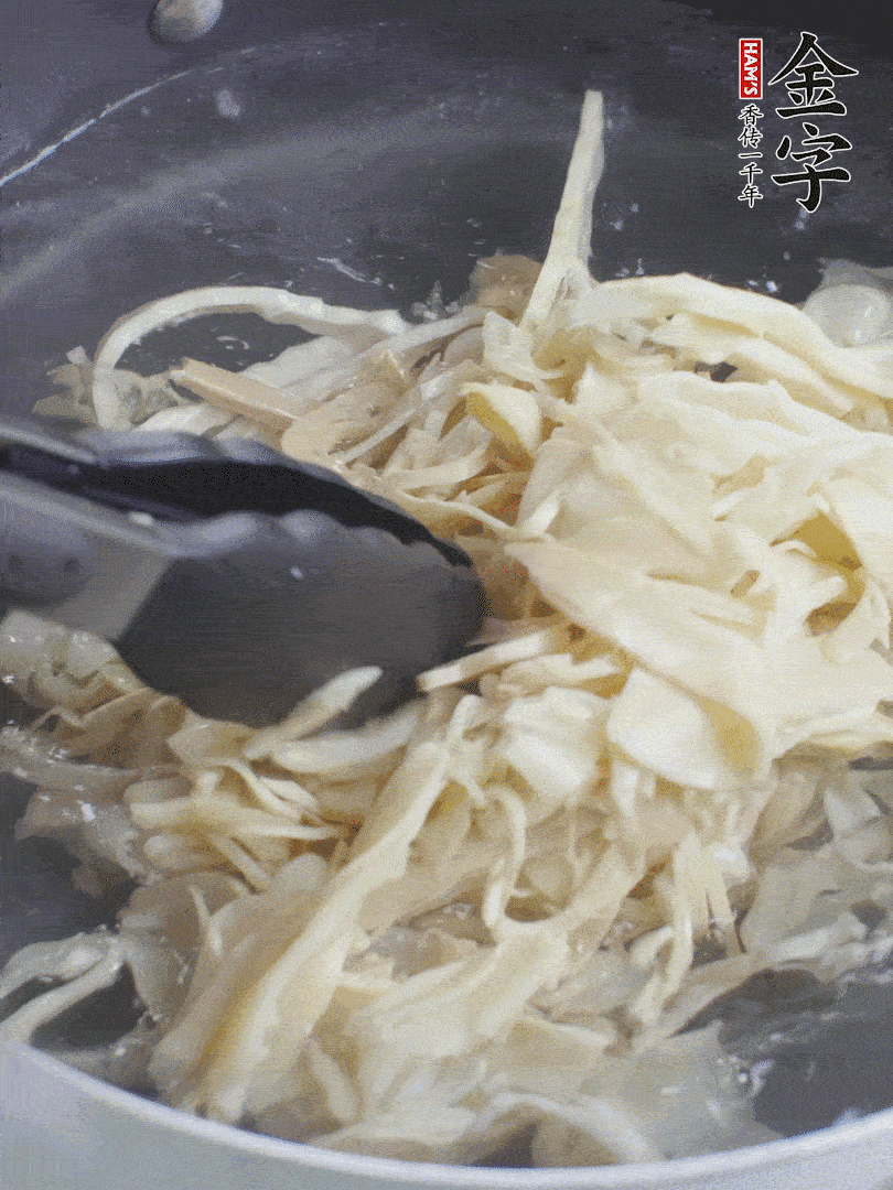 糯米筍焯水1分鐘，過涼水，擠干水份。