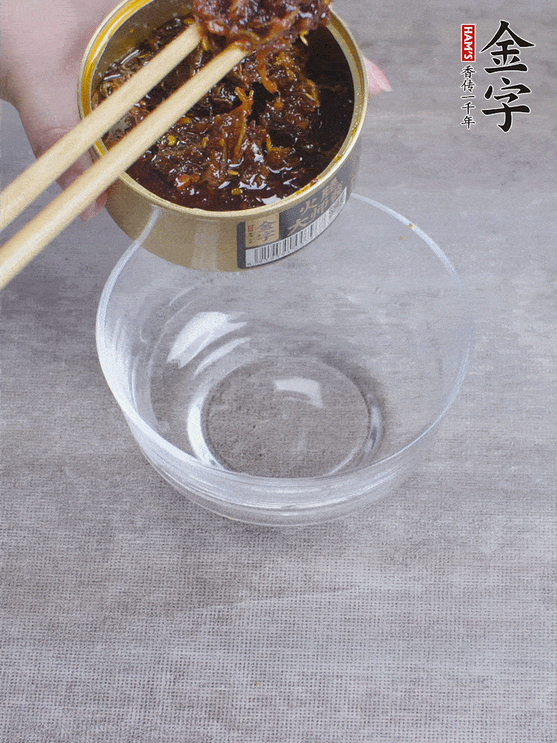 金字火腿大師醬2勺、醬油1勺、白砂糖1/2勺調(diào)勻。