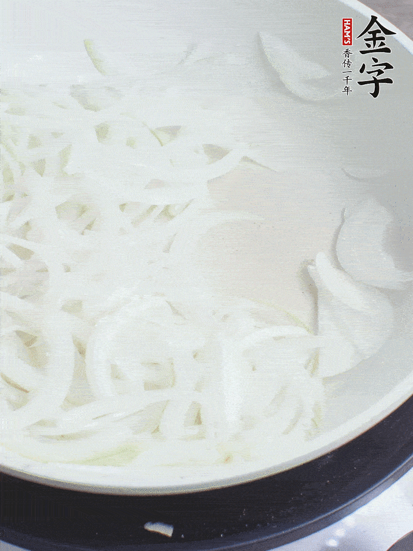 油熱下洋蔥絲、紅椒炒出香味。