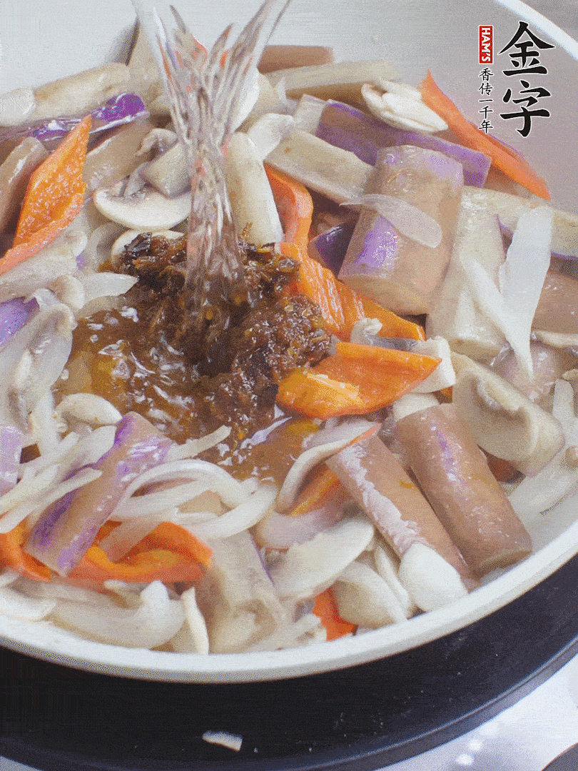 下茄子、口蘑，淋入料汁，加熱水份收干。