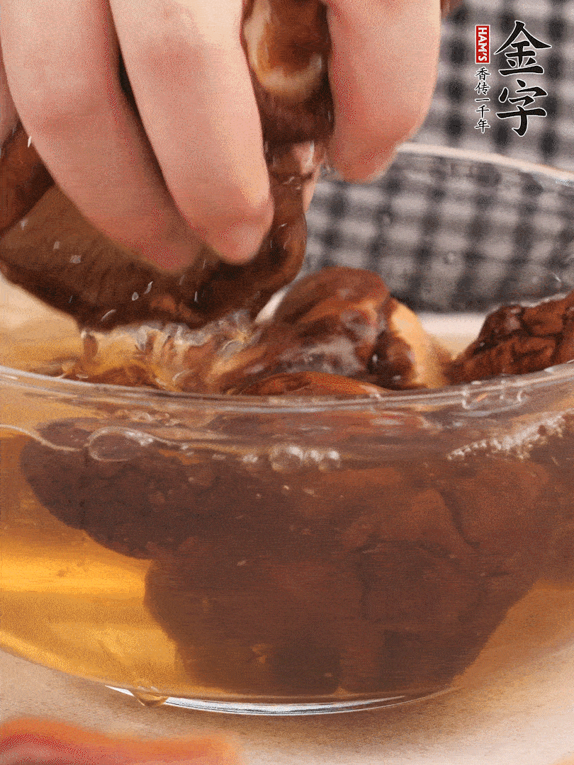 干香菇溫水泡發(fā)，去蒂洗凈切十字。