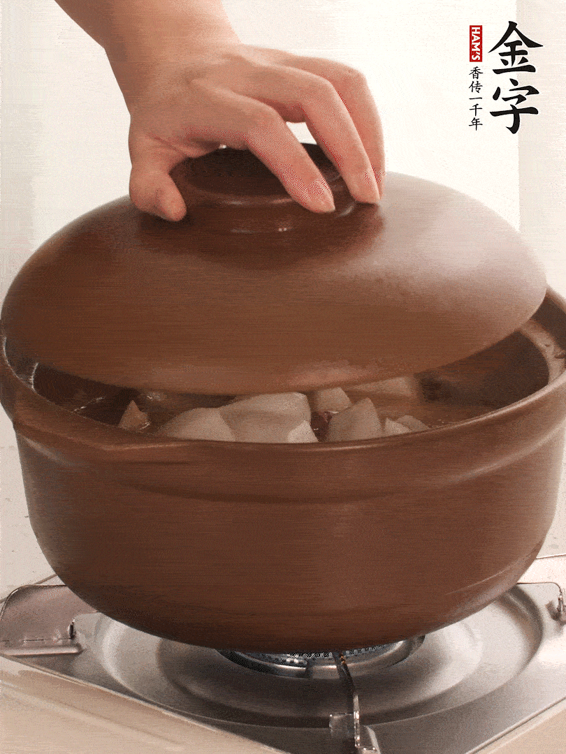 倒沒過食材的熱水，大火燒開。蓋上蓋子轉(zhuǎn)中小火，燉15-20分鐘。等蘿卜煮到喜歡的軟爛度就可以關火。