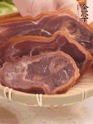 金字火腿蹄片溫水泡10分鐘。