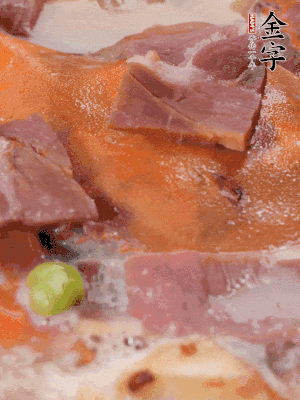 放適量料酒、清水煮到沸騰，再下蟹塊燜煮8分鐘。