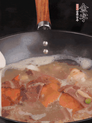 最后用面糊勾芡，燒至收汁，出鍋前撒點蔥段。