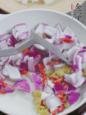 冷鍋熱油，下洋蔥、小米辣、泡椒，炒出香味。