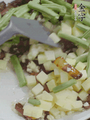 下蒜末、豆角、土豆塊翻炒。