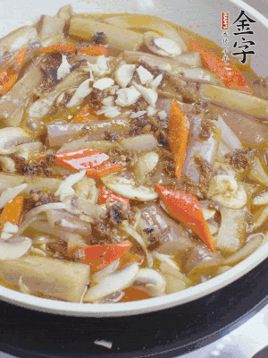 撒蒜末、香菜末。