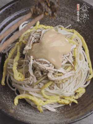 生抽1勺、醋1勺、芝麻醬1勺、金字火腿大師醬1勺。