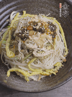 撒上花生碎、白芝麻、蔥花。