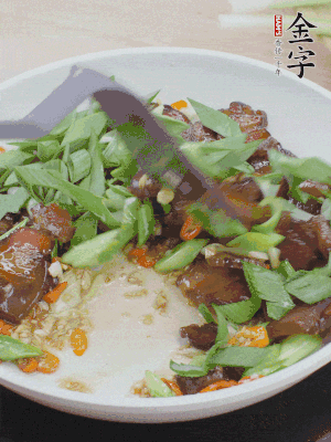 倒蒜葉翻炒均勻。