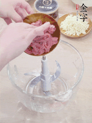 江南野筍干浸泡至軟；豬五花肉切薄片；腐皮改刀切成長方形。