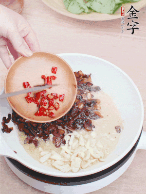 爆香蒜末、小米辣。