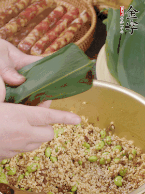 粽葉往下折，完全蓋住，兩側(cè)捏緊。