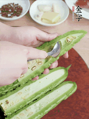 苦瓜去籽切薄片，一點(diǎn)鹽拌勻，10分鐘后沖洗控干。香蔥切蔥花、姜切末、蒜拍碎、干辣椒切圈。