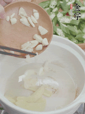 砂煲熱油，姜蒜、辣椒煸香。