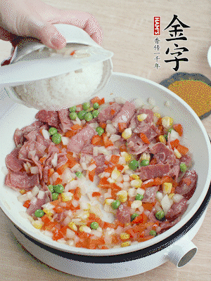 放米飯炒至顆粒分明。