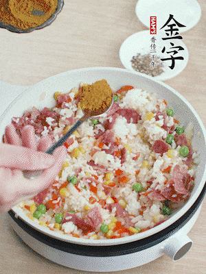 1勺咖喱粉、1/2勺鹽，少許黑胡椒碎炒均。