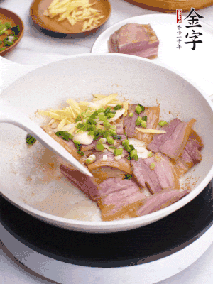 咸肉入鍋里煎至微金黃，下蔥姜蒜，撒幾顆花椒。