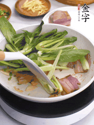 下小青菜翻炒，菜梆子變軟時(shí)，撒一點(diǎn)鹽、雞精調(diào)味。