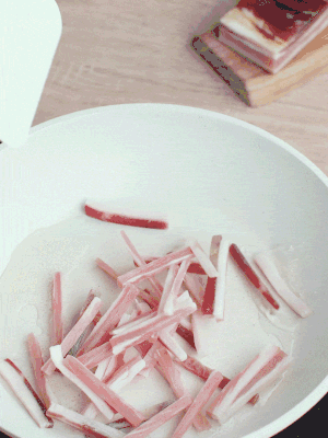 熱鍋涼油，下咸肉絲煸至出油。