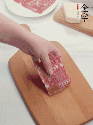 金字培根火腿改刀切小片；白洋蔥切丁；新鮮豌豆剝殼。