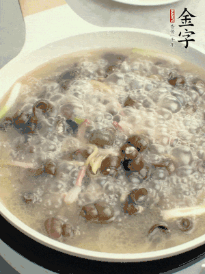 放辣椒，加一點鹽、糖，大火翻炒。