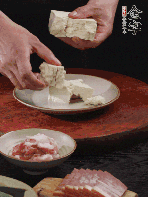 一塊老豆腐掰成大塊。