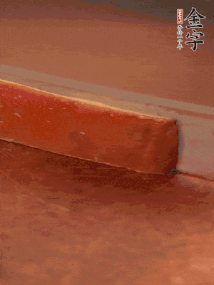 金字火腿上方去皮切薄片。