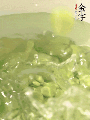 新鮮蠶豆熱水焯水30秒，然后浸入涼水。