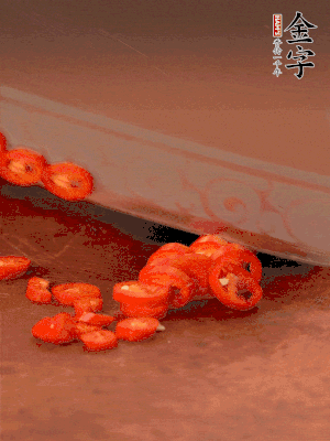 小米辣切圈，大蒜切片。