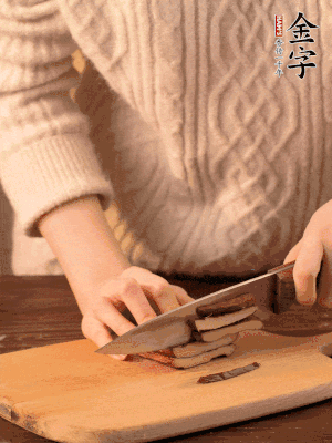 金字淡咸肉、香干分別切丁。