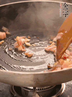 熱油爆香大蒜粒，煸香咸肉丁，淋一勺黃酒調(diào)味。